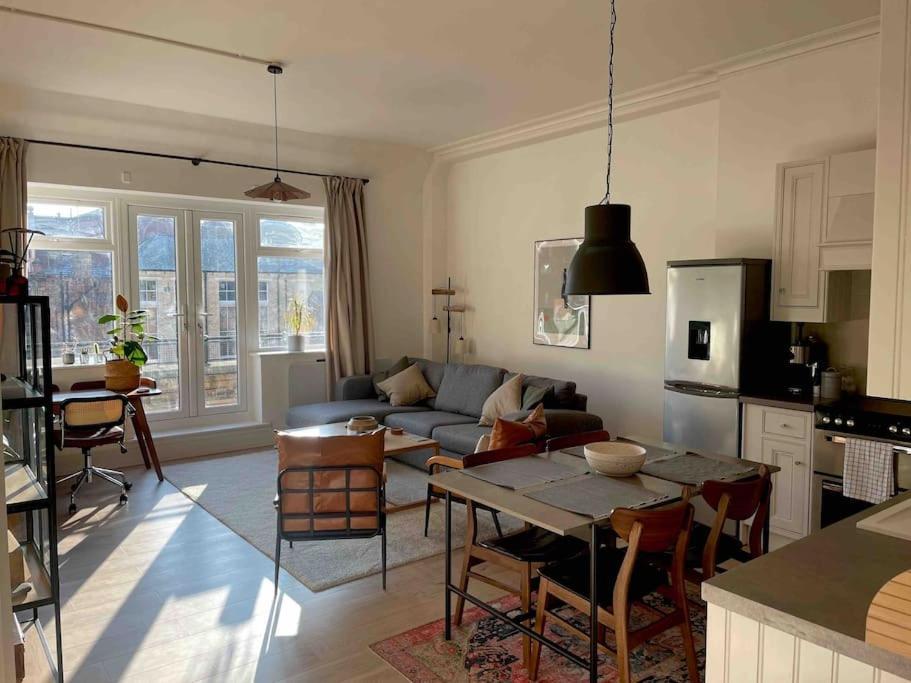 Stylish City-Centre Apartment With Balcony 리버풀 외부 사진