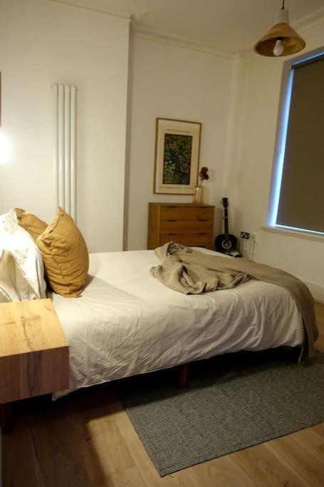 Stylish City-Centre Apartment With Balcony 리버풀 외부 사진