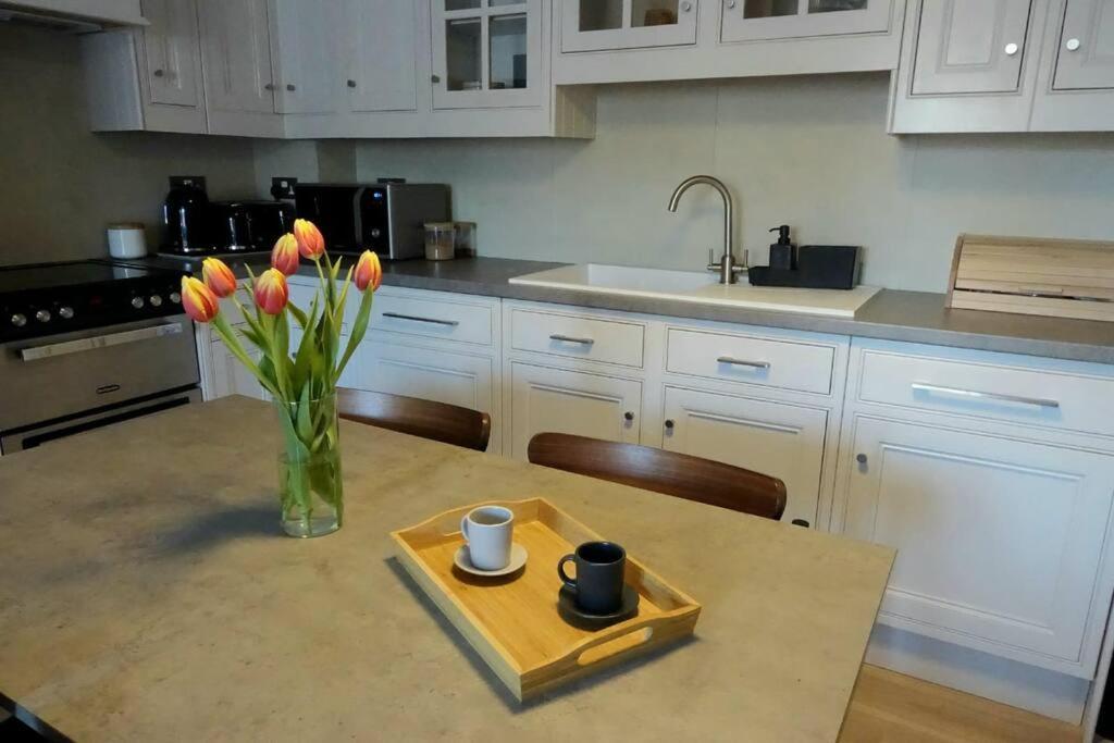 Stylish City-Centre Apartment With Balcony 리버풀 외부 사진